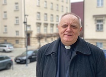 	Oprócz pracy w Kurii Metropolitalnej nasz rozmówca jest także proboszczem w parafii NSPJ i św. Jana Bosko w Katowicach-Piotrowicach.