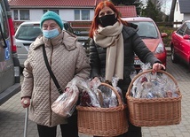 Janina Sosnowska i Renata Grosiak z podarunkami dla pacjentów.