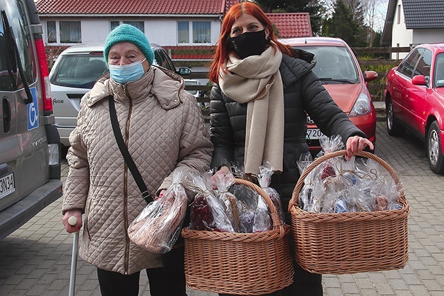 Janina Sosnowska i Renata Grosiak z podarunkami dla pacjentów.