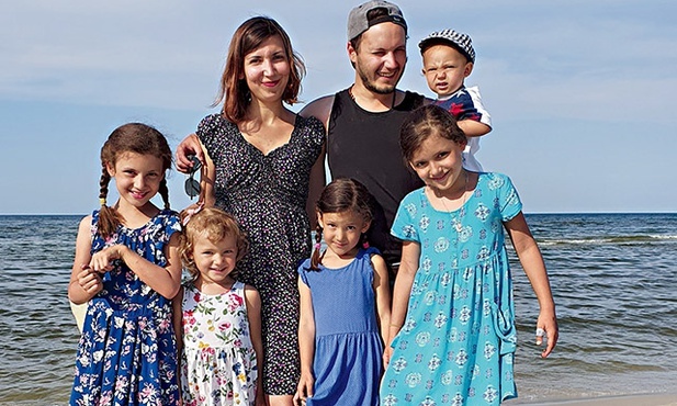 Prawdziwe szczęście odnajdujemy w naszym domowym chaosie z gromadką dzieci - mówią Julka i Kuba.