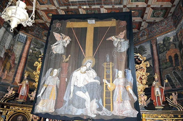 	Dzieło „Pieta pod krzyżem” przesłania ołtarz główny.