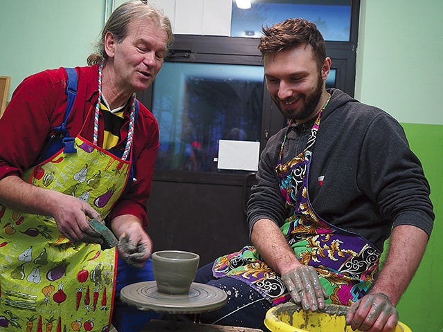 Pierwsze kroki w lepieniu garnków.