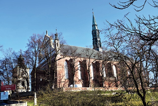 Widok na katedrę  ze wzgórza zamkowego.