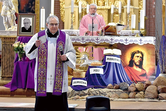 Rekolekcjonista nie tylko głosił słowo Boże, ale też animował śpiew w czasie Mszy św. dla dzieci i młodzieży.