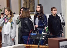 Grupa charyzmatyczna często współorganizuje różne przedsięwzięcia w parafii,  np. scholę młodzieżową.