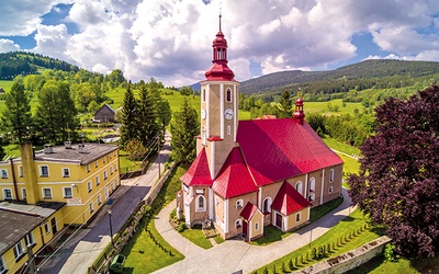 Widok kościoła z lotu ptaka.