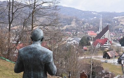 Ksiądz Blachnicki patrzy na Krościenko z Kopiej Górki.