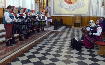 Zespoły zaprezentowały zapomniane pieśni wielkopostne. Z prawej na akordeonie gra Kamilla Biniek-Kaczorowska.