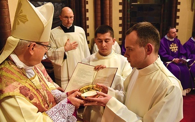 Posługę lektoratu przyjęło 9 alumnów III roku, a posługę akolitatu – 8 alumnów IV roku MWSD.