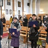 Inicjatywę mężów wspierają żony. Na zdjęciu parafialna schola dorosłych.