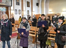 Inicjatywę mężów wspierają żony. Na zdjęciu parafialna schola dorosłych.