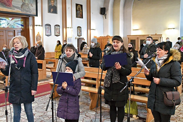 Inicjatywę mężów wspierają żony. Na zdjęciu parafialna schola dorosłych.