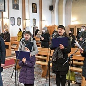 Inicjatywę mężów wspierają żony. Na zdjęciu parafialna schola dorosłych.