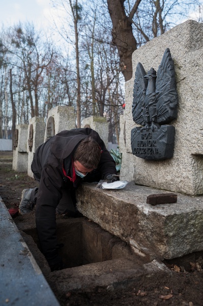 Ekshumacja na cmentarzu Obrońców Westerplatte