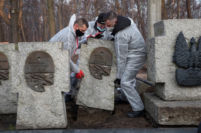 Ekshumacja na cmentarzu Obrońców Westerplatte