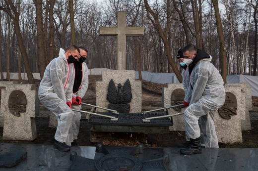 Ekshumacja na cmentarzu Obrońców Westerplatte