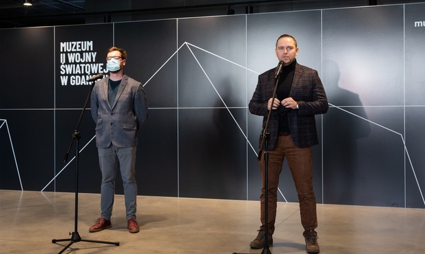 Wojciech Samól, kustosz z Działu Naukowo-Edukacyjnego MIIWŚ (z lewej) i Karol Nawrocki, dyrektor MIIWŚ.
