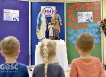 Dzieci modliły się Różańcem, Litanią do św. Józefa i śpiewały pobożne piosenki.