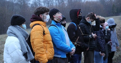 Każdy niósł przygotowany przez siebie krzyżyk.