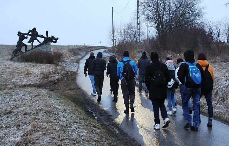 Trasa Golgoty Beskidów poprowadziła młodzież z Godziszki pod Krzyż Milenijny na Matysce.