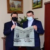 Waldemar Ślusarczyk oraz Dariusz Dul, prezes MZK Nisko prezentują worek, do którego będzie można zbierać nakrętki.