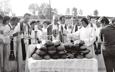 Ks. Franciszek Blachnicki przewodniczy Eucharystii podczas dnia wspólnoty wakacyjnych oaz rekolekcyjnych w Brzegach. 17 sierpnia 1975 r.