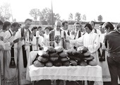 Ks. Franciszek Blachnicki przewodniczy Eucharystii podczas dnia wspólnoty wakacyjnych oaz rekolekcyjnych w Brzegach. 17 sierpnia 1975 r.