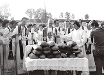 Ks. Franciszek Blachnicki przewodniczy Eucharystii podczas dnia wspólnoty wakacyjnych oaz rekolekcyjnych w Brzegach. 17 sierpnia 1975 r.