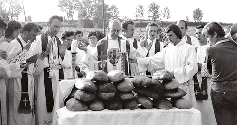 Ks. Franciszek Blachnicki przewodniczy Eucharystii podczas dnia wspólnoty wakacyjnych oaz rekolekcyjnych w Brzegach. 17 sierpnia 1975 r.