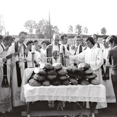 Ks. Franciszek Blachnicki przewodniczy Eucharystii podczas dnia wspólnoty wakacyjnych oaz rekolekcyjnych w Brzegach. 17 sierpnia 1975 r.