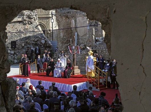 Poruszającym momentem pielgrzymki papieża była modlitwa na ruinach kościoła w Mosulu.