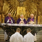 Abp Marek Jędraszweski w sanktuarium Najświętszej Rodziny