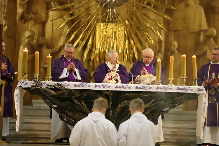 Abp Marek Jędraszweski w sanktuarium Najświętszej Rodziny