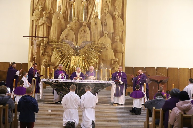 Abp Marek Jędraszweski w sanktuarium Najświętszej Rodziny