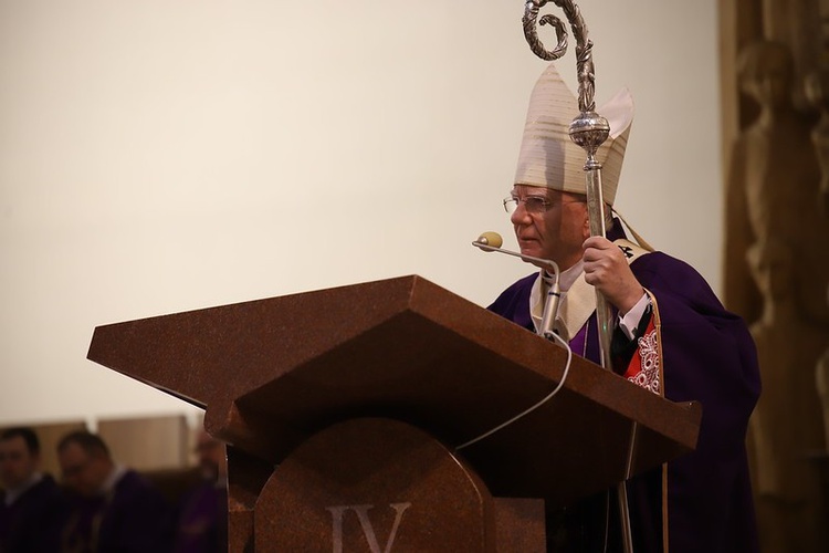 Abp Marek Jędraszweski w sanktuarium Najświętszej Rodziny