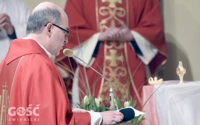 Ks. Arkadiusz Chwastyk, proboszcz parafii, w czasie modlitwy za wstawiennictwem bł. ks. Jerzego.
