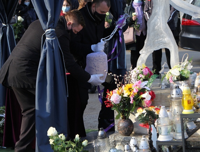 Pochówek dzieci martwo urodzonych