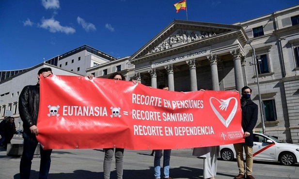 Manifestacje w Madrycie przeciwko ustawie o eutanazji.