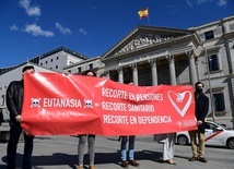 Manifestacje w Madrycie przeciwko ustawie o eutanazji.