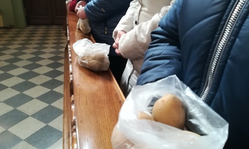 Ludzie chętnie prznoszą do kościoła pożywne warzywo.