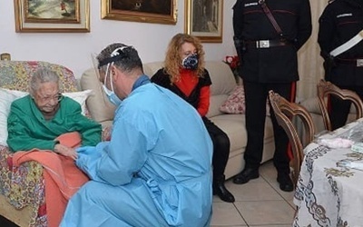 Pani Giuseppina dostała szczepionkę dzięki karabinierom z Isernii.