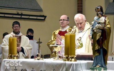 Jaworzyńscy duszpasterze przy ołtarzu z biskupem seniorem.