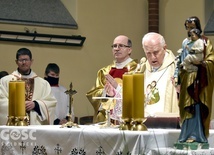 Jaworzyńscy duszpasterze przy ołtarzu z biskupem seniorem.