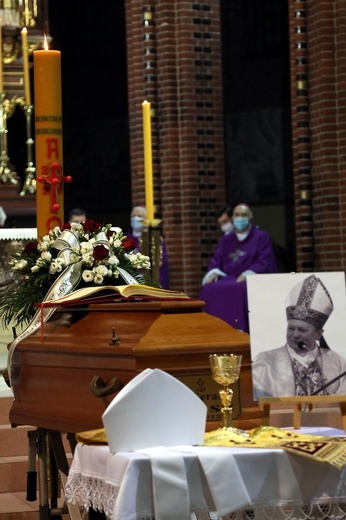 Pogrzeb śp. bp. Gerarda Kusza - eksporta w katedrze, cz. 2.