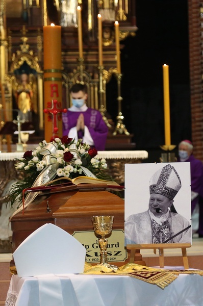 Pogrzeb śp. bp. Gerarda Kusza - eksporta w katedrze, cz. 2.