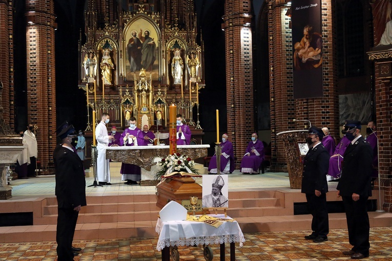 Pogrzeb śp. bp. Gerarda Kusza - eksporta w katedrze, cz. 2.