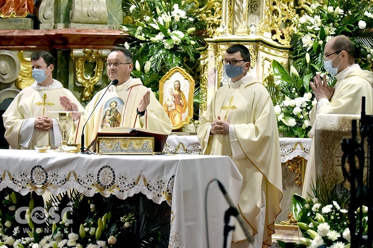 W czasie Mszy św. przy generale asystowali inni paulini, nie tylko ze Świdnicy.