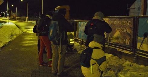 W piątkowy wieczór ze Skierniewic, Sochaczewa i Rybna wyruszyły EDK.