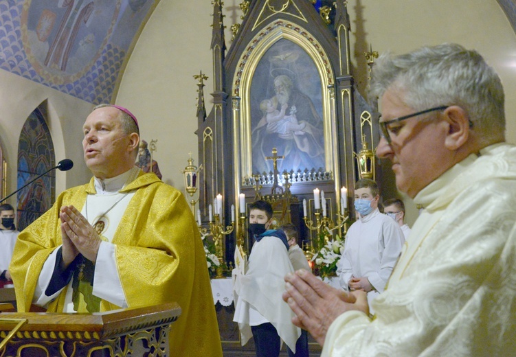 Jubileuszowej Eucharystii przewodniczył bp Piotr Turzyński. Z prawej proboszcz ks. kan. Andrzej Margas.