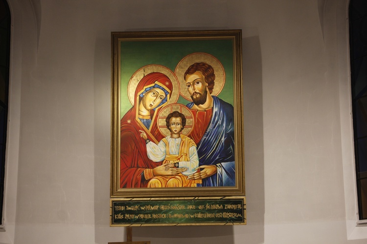 Ikona Świętej Rodziny znajduje się w prezbiterium. Komopozycja obrazu ma przypominać o autentycznej bliskości członków rodziny.
